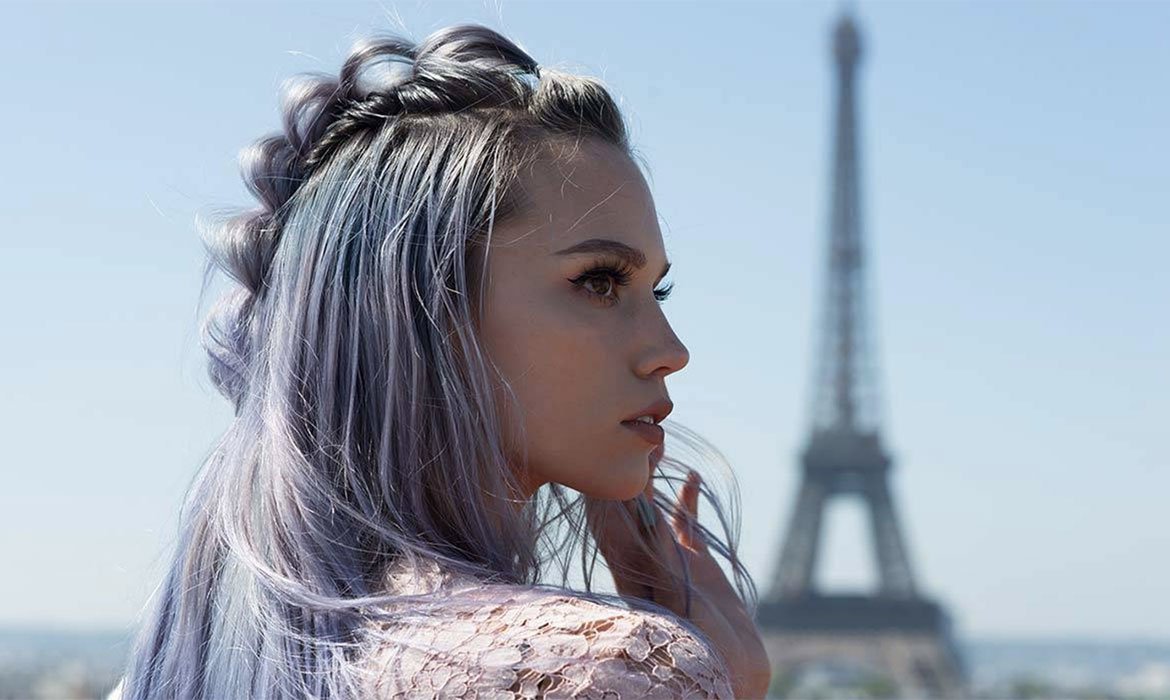 Los cuidados para pelo largo los tienes, ahora solo falta sacarle el máximo partido a tu melena con un peinado a su altura. Ayúdate del Aceite Extraordinario Universal de L’Oréal Paris para clavar la trenza unicornio.